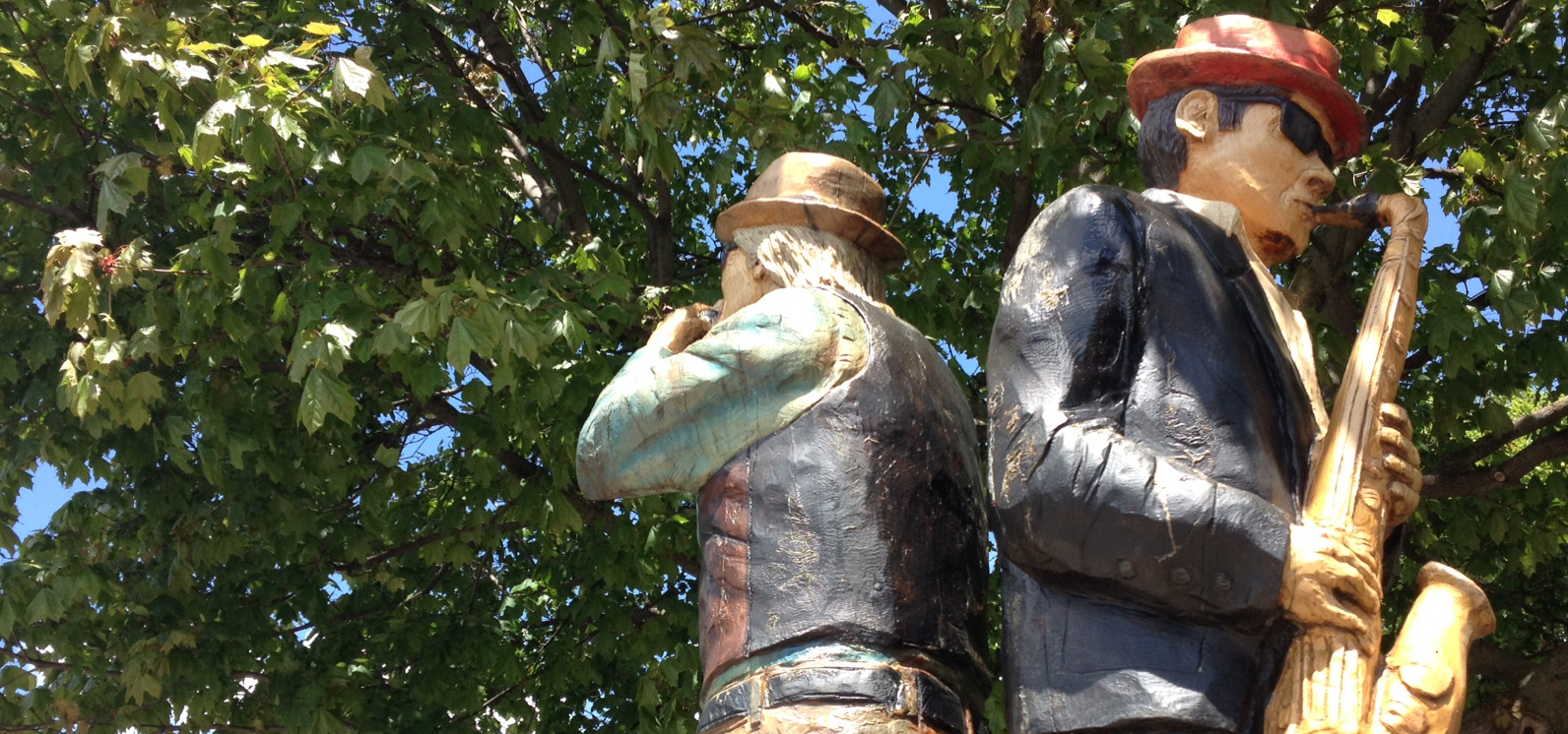 A tree sculpture of two musicians.